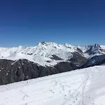 Шале In With Panoramic Views Ле дез Альп