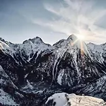 Шале In With Panoramic Views Ле дез Альп