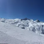 Шале In With Panoramic Views Ле дез Альп