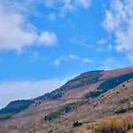 Шале In With Panoramic Views Ле дез Альп