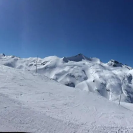 Шале In With Panoramic Views Ле дез Альп