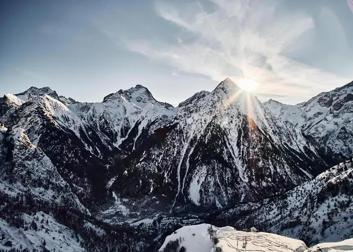 Шале In With Panoramic Views Ле дез Альп